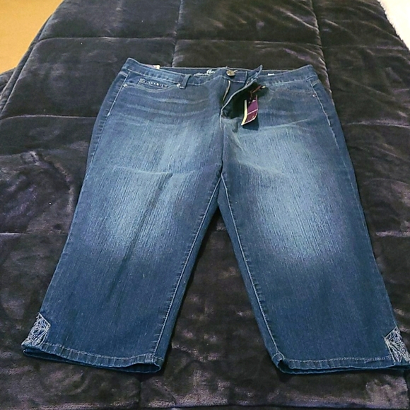 Gloria Vanderbilt Pants - 💕NWT Gloria Vanderbilt  capri mid rise